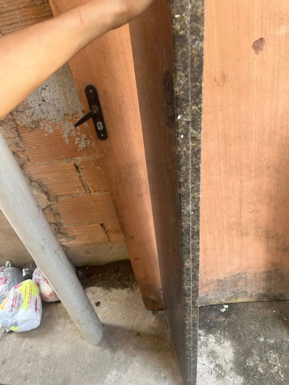 Vendo granito duas pedra de granito ? 1.38m x 40cm?  ?1.21m x 37cm? - Foto 3