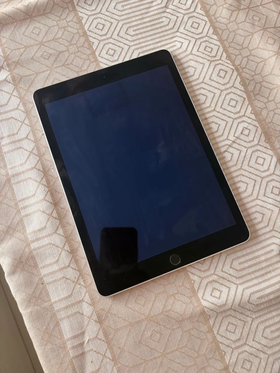 iPad Air 2 64GB シルバー auキャリア Apple iPad Air 2 Wi-Fi+Cellular 128GB MGWM2J/A SIMフリー [シルバー