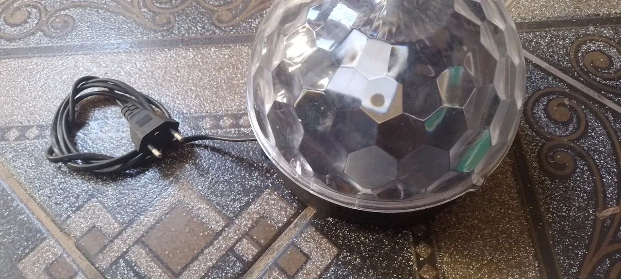 Sandálias e caixa de som com luz led e uma bolsa feminina  - Foto 5