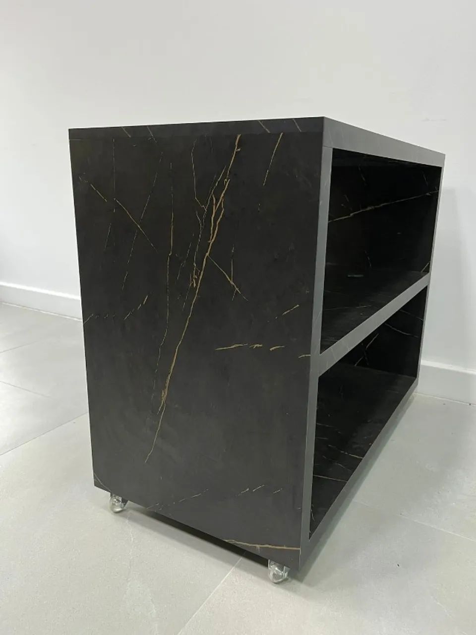 Mesa de centro/apoio com rodinhas preto com dourado - Foto 2