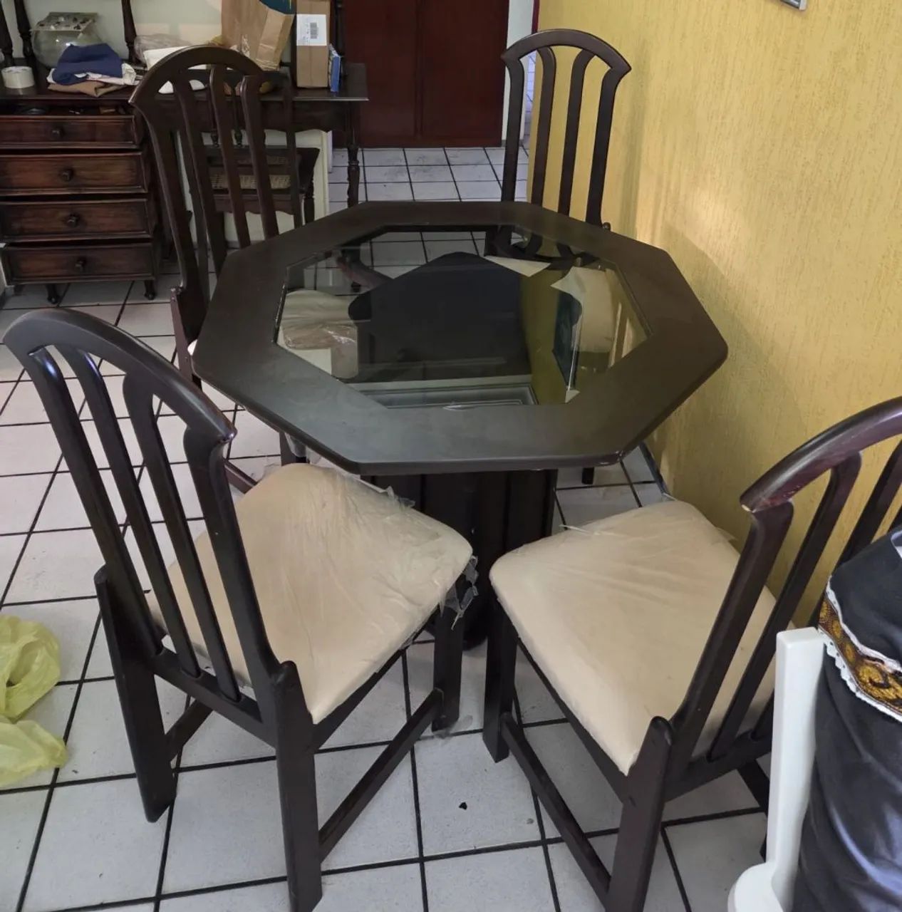 Mesa octagonal com quatro cadeiras. - Foto 3