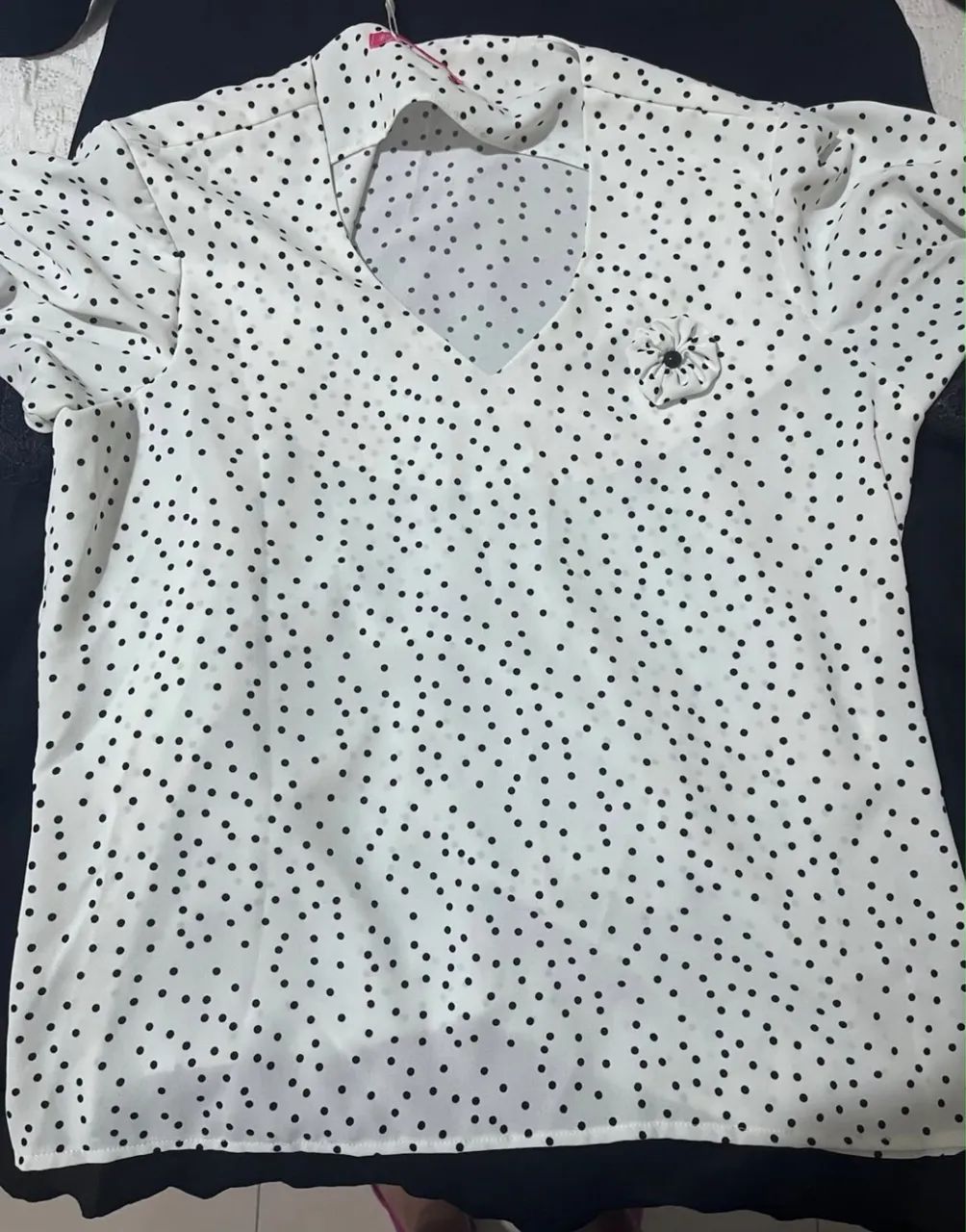 Blusa branca com bolinhas pretas