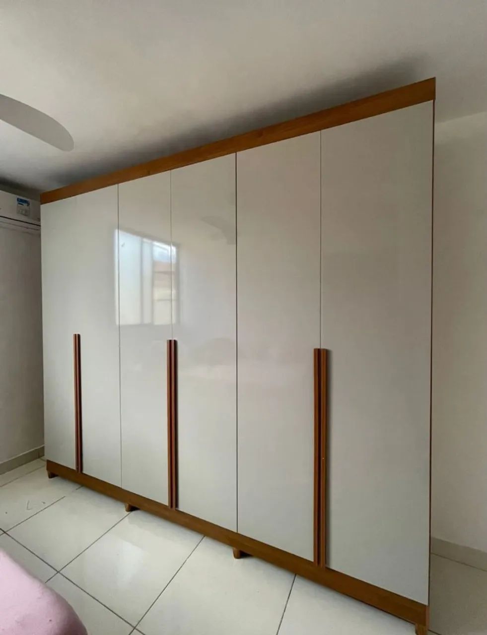 Guarda - roupa, novo, a pronta entrega.