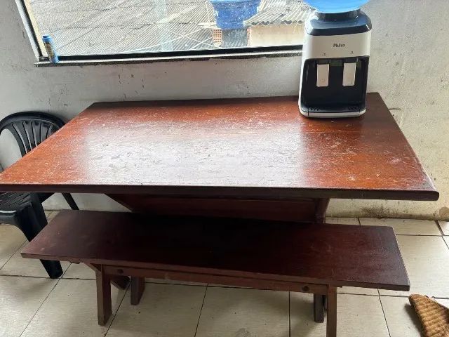 Mesa de madeira com dois bancos 