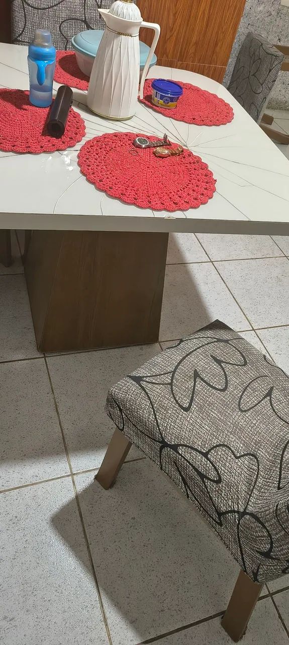 Mesa com 4 cadeiras 