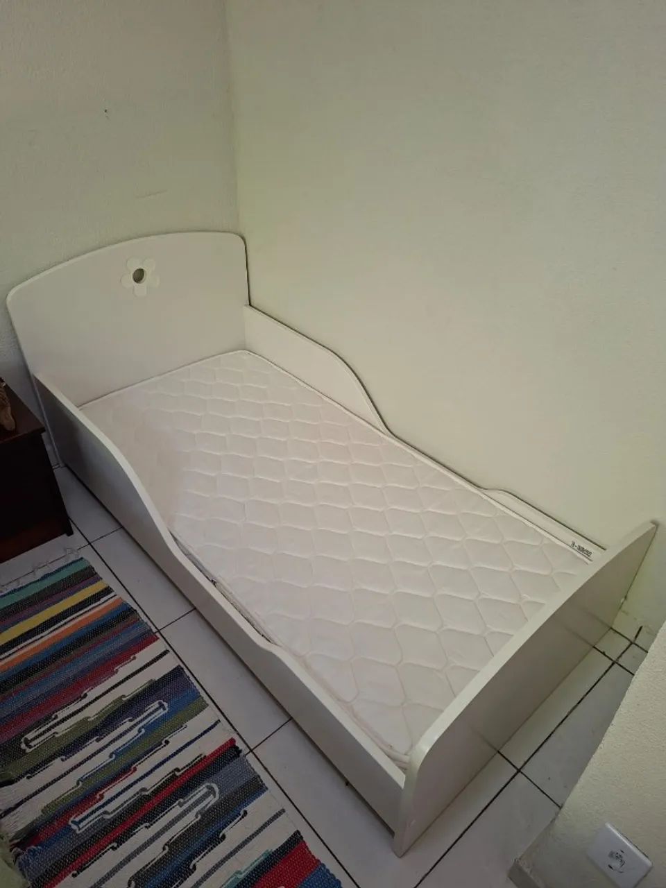 Cama infantil Montessoriana/baixa, estilo "caminha", branca com detalhe de flor vazada.