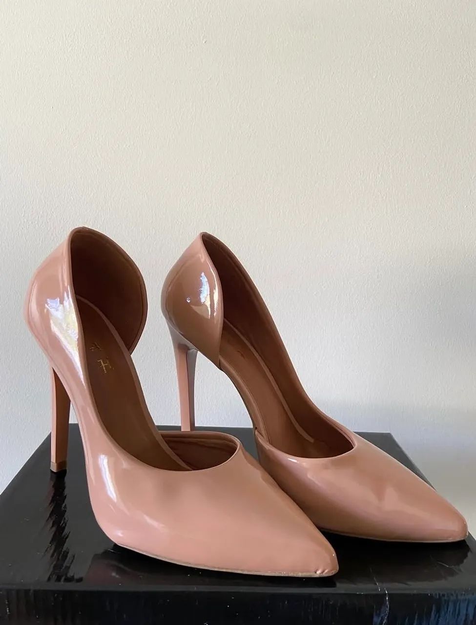 Scarpin bege de verniz- Ptah 