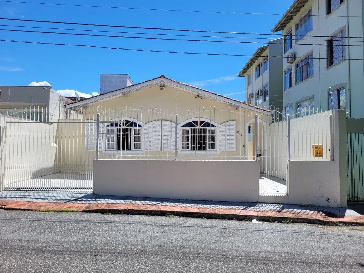 Casa com 160m², 3 dormitórios e garagem para 3 carros - Foto 2