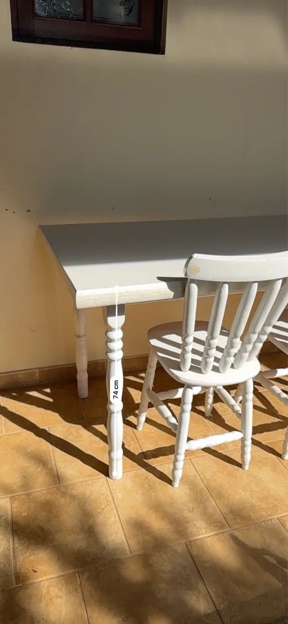 VENDE-SE MESA DE MADEIRA C/ 2 CADEIRAS - Foto 3