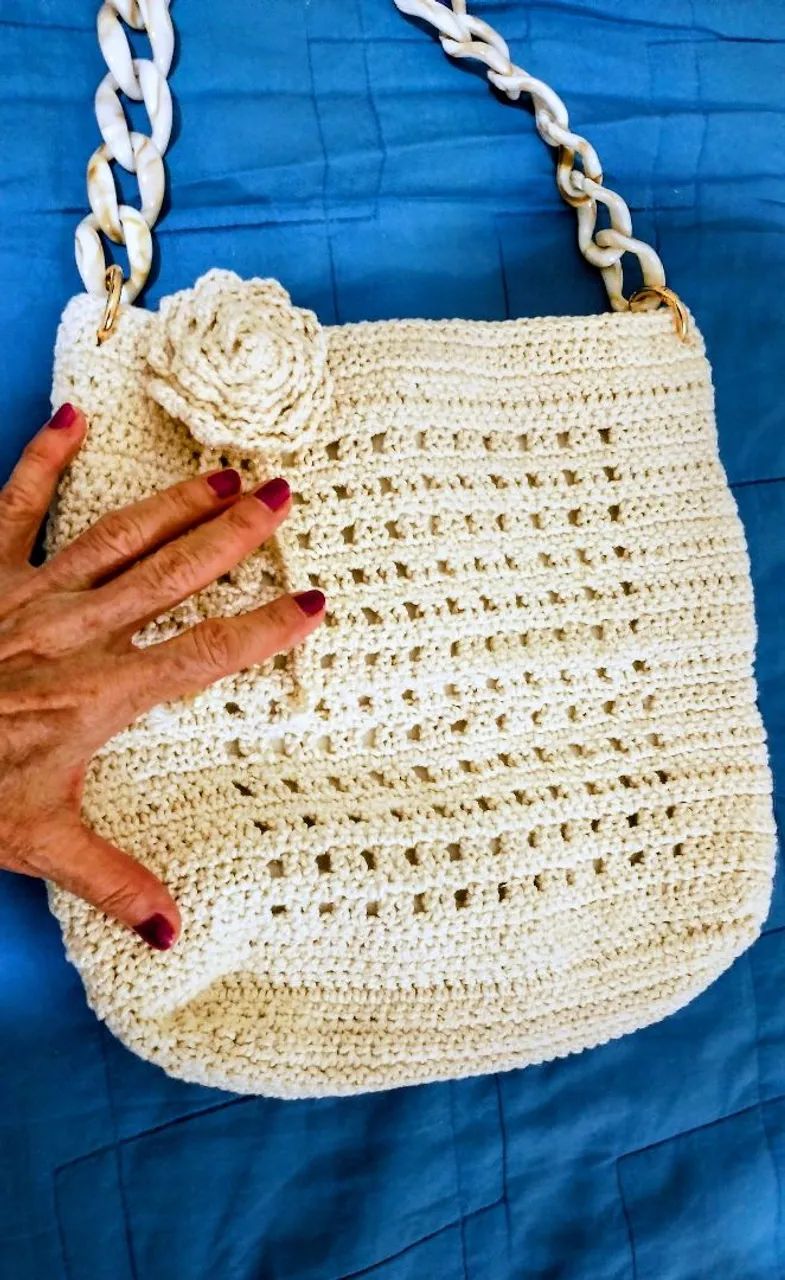 Bolsa crochê cru com dourado alça acrílico e rosa  - Foto 2