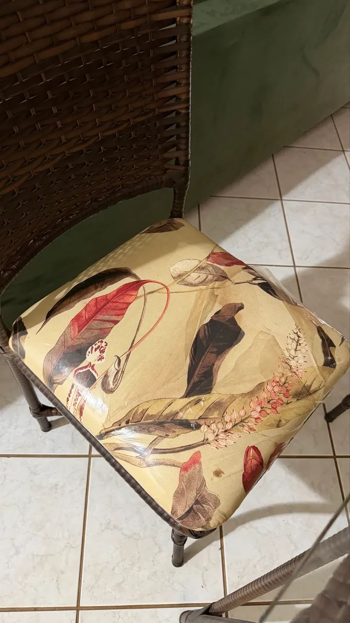 VENDO MESA DE JANTAR COM 6 CADEIRAS  - Foto 2