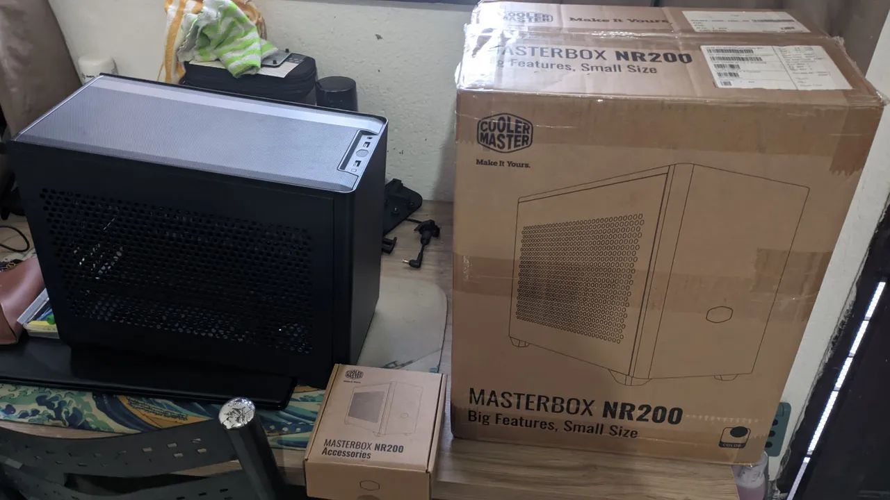 Gabinete cooler master nr200