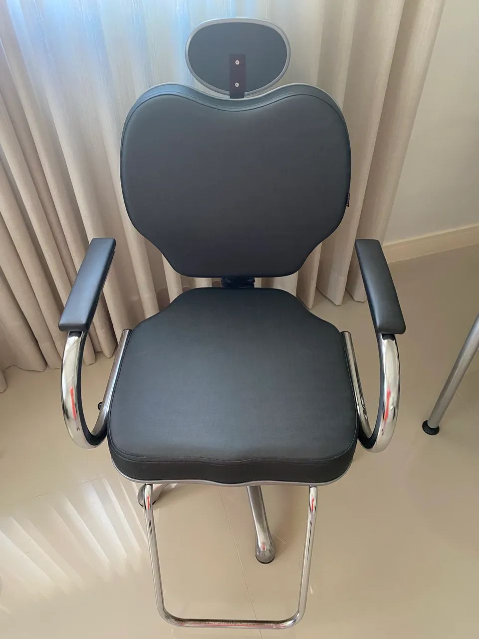 Vendo cadeira  cabeleireiro reclinável , seminu nova - Foto 3