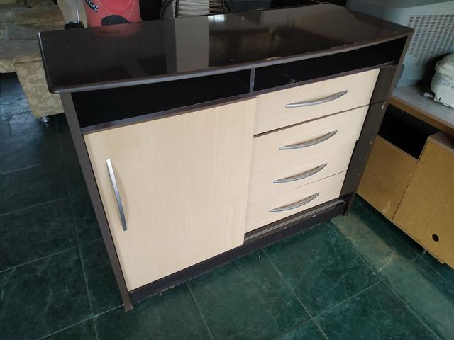 Comoda com porta de trilho