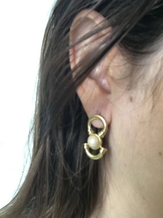 belíssimo par de brincos dourado com pedra bege - Foto 3