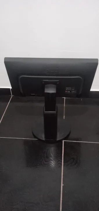 Monitor LG 19EB13P de 19 polegadas (usado e com faixa branca na tela) - Foto 2