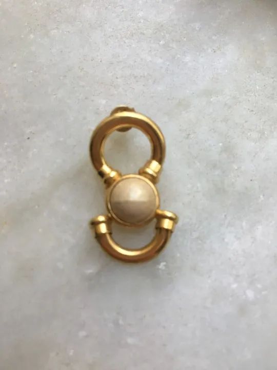 belíssimo par de brincos dourado com pedra bege - Foto 2