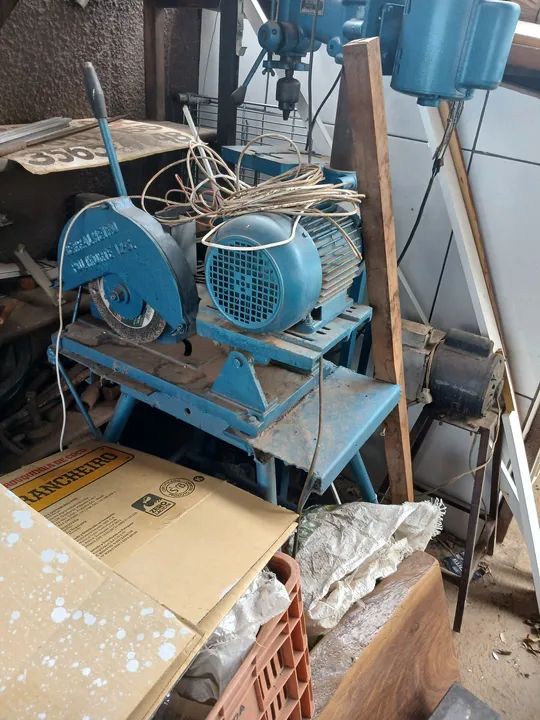 Máquina de Corte de Metal Usadae uma furadeira  de bancada e estéril 