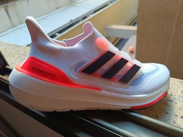 Ultraboost Light 23 - original TAM 38 muito novo!