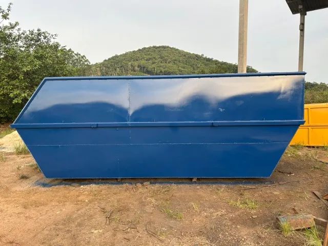 Caçamba de entulho nova de 13m³.