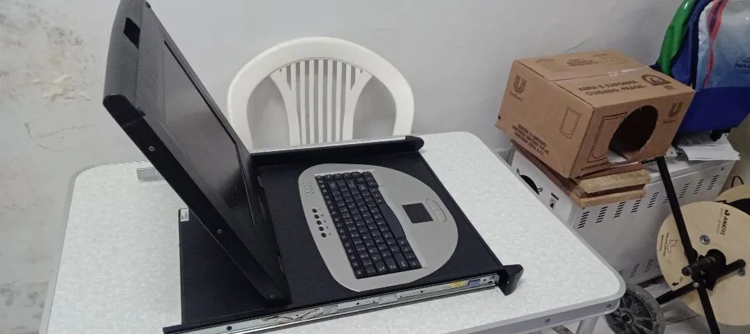 MONITOR COM TECLADO APC PARA SERVIDORES