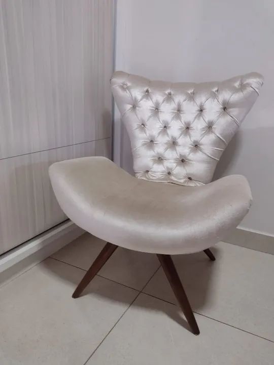 Vendo poltrona decorativa de Suede bege  em estado de nova 