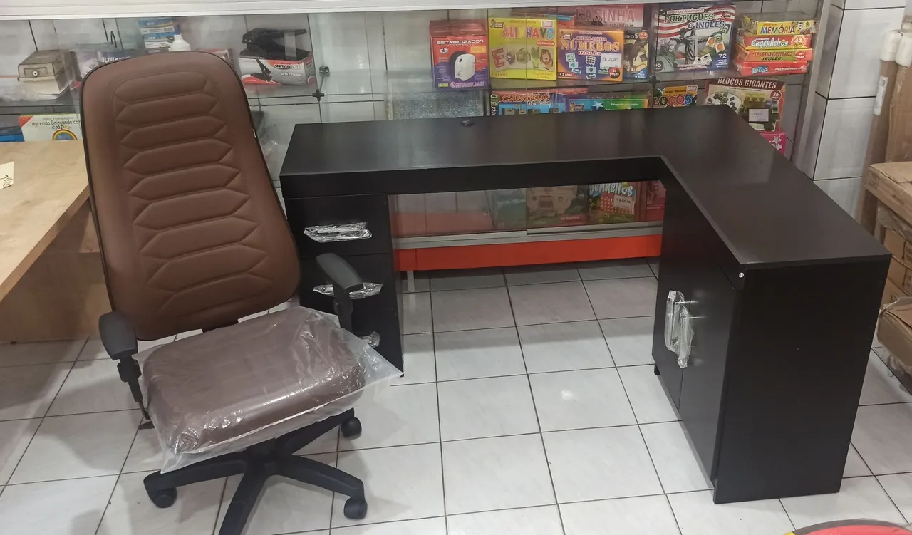 Mesa preta e Cadeira giratória