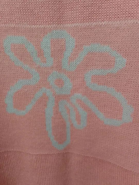 Camisa de tricô rosa com flor branca