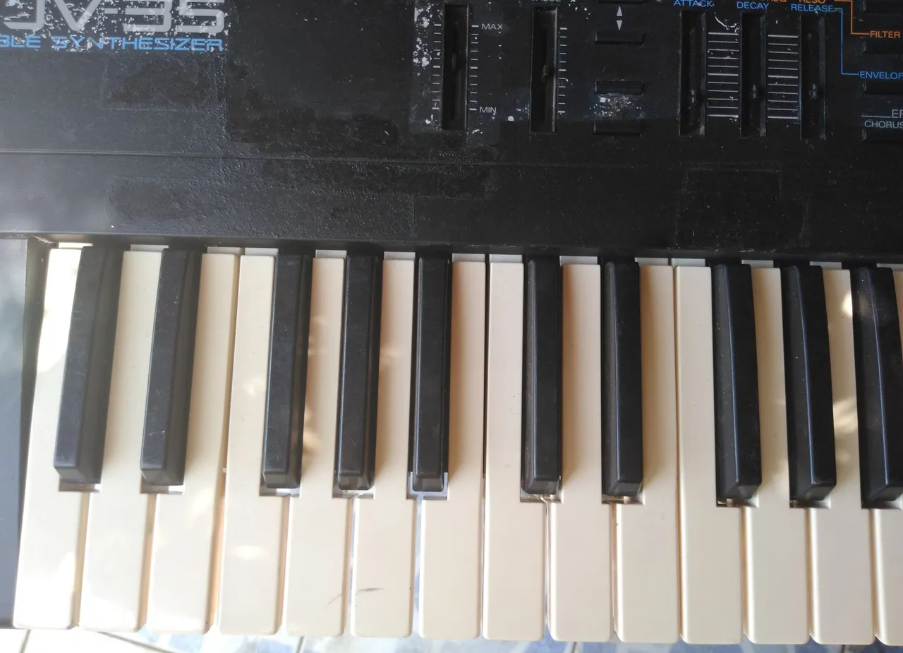 Todas teclas do syntetizador Roland Jv35