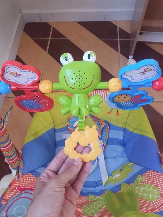 Cadeira de bebê vibra e toca