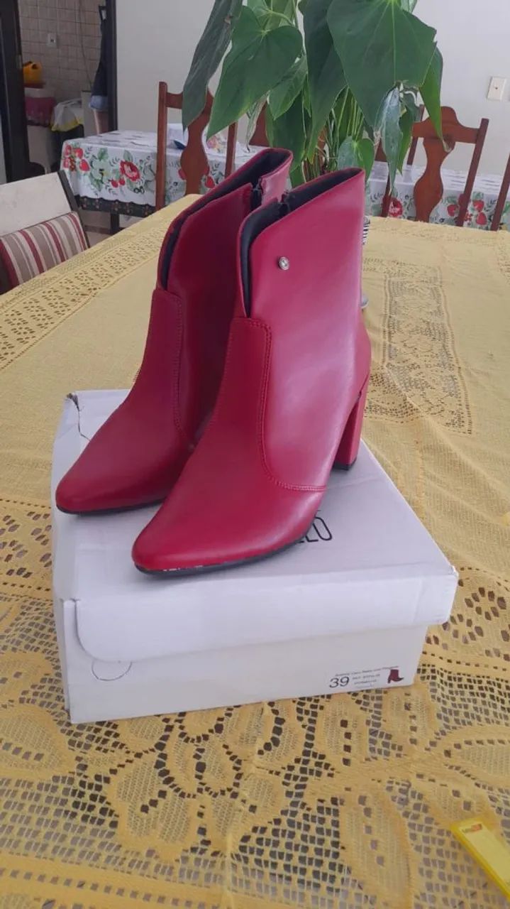 Botas vermelhas de salto alto