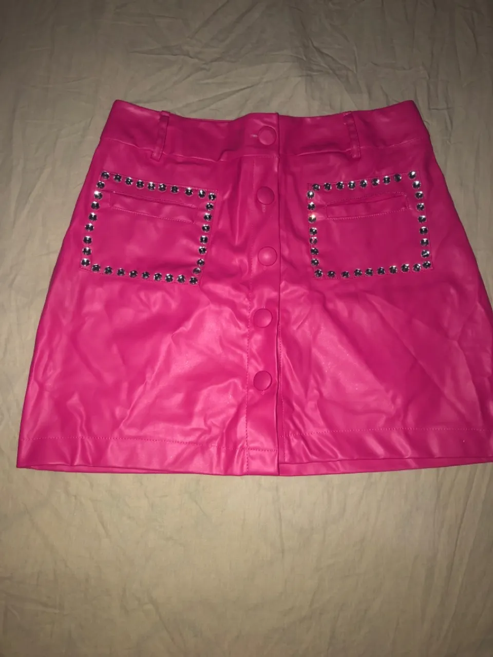 Saia rosa de couro fake com detalhes em strass