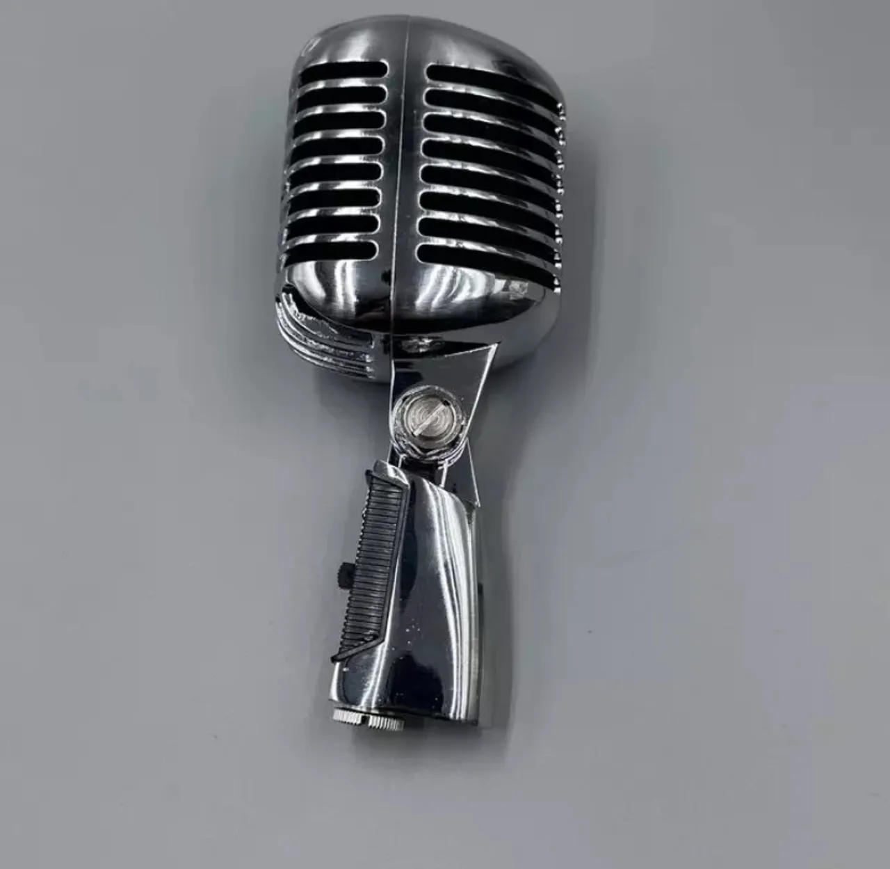 Microfone Vintage Estilo Retrô - Perfeito para Voz e Instrumentos