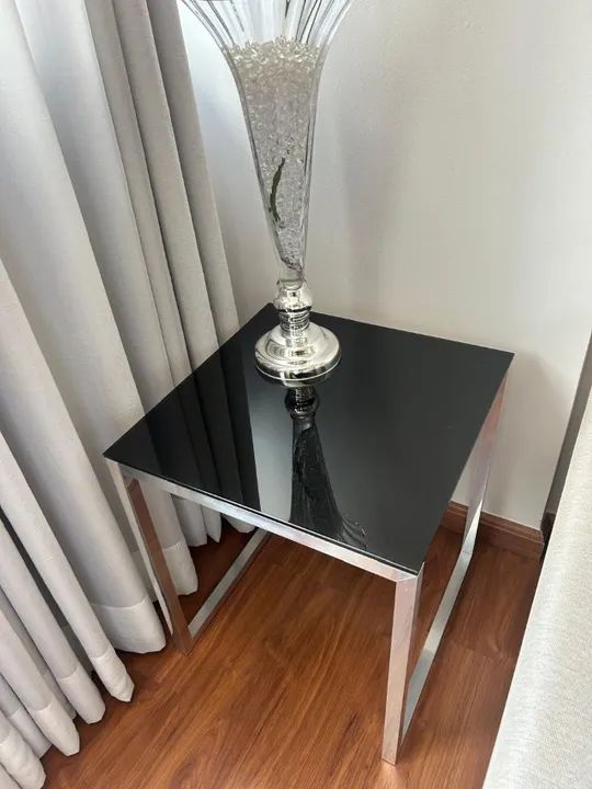 Conjunto Poltrona e mesa de canto de vidro. - Foto 2