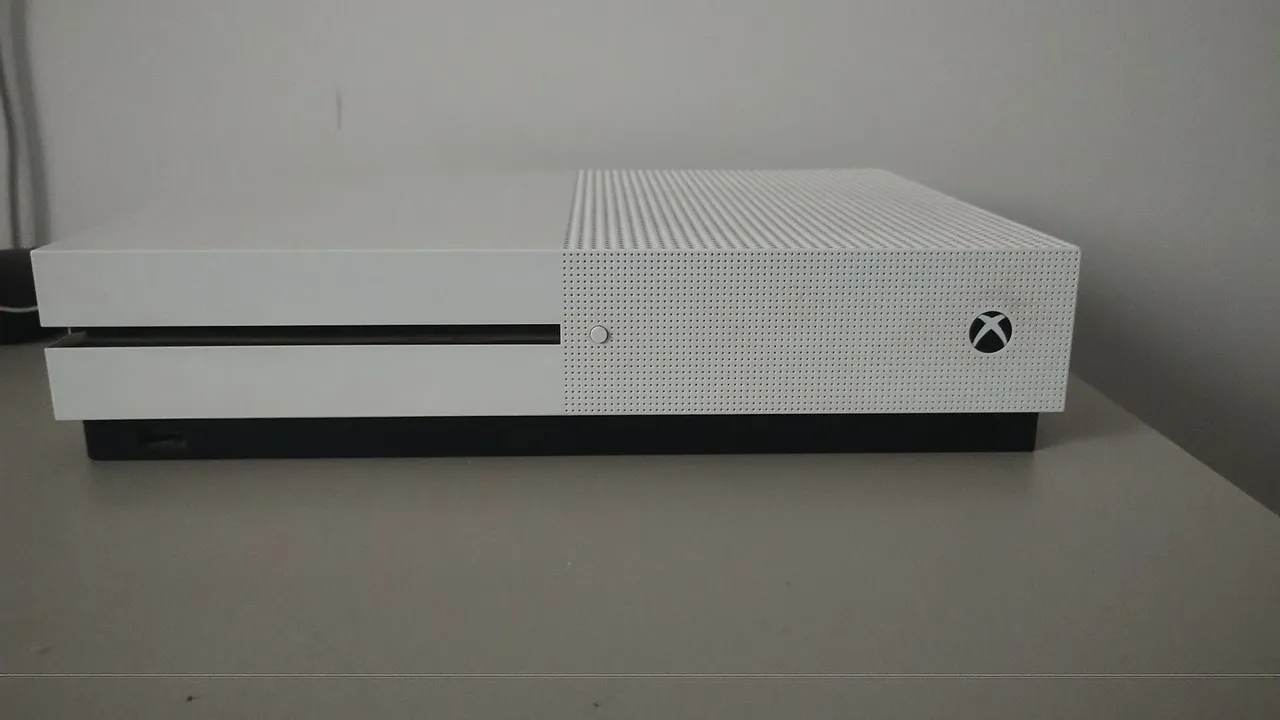 Xbox One S 1tb + 2 Controles + 3 Jogos