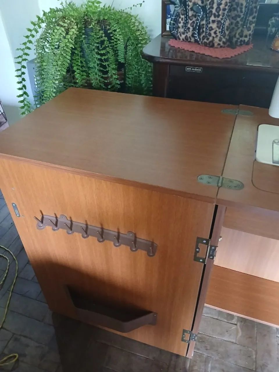 Máquina de costura Singer com gabinete 