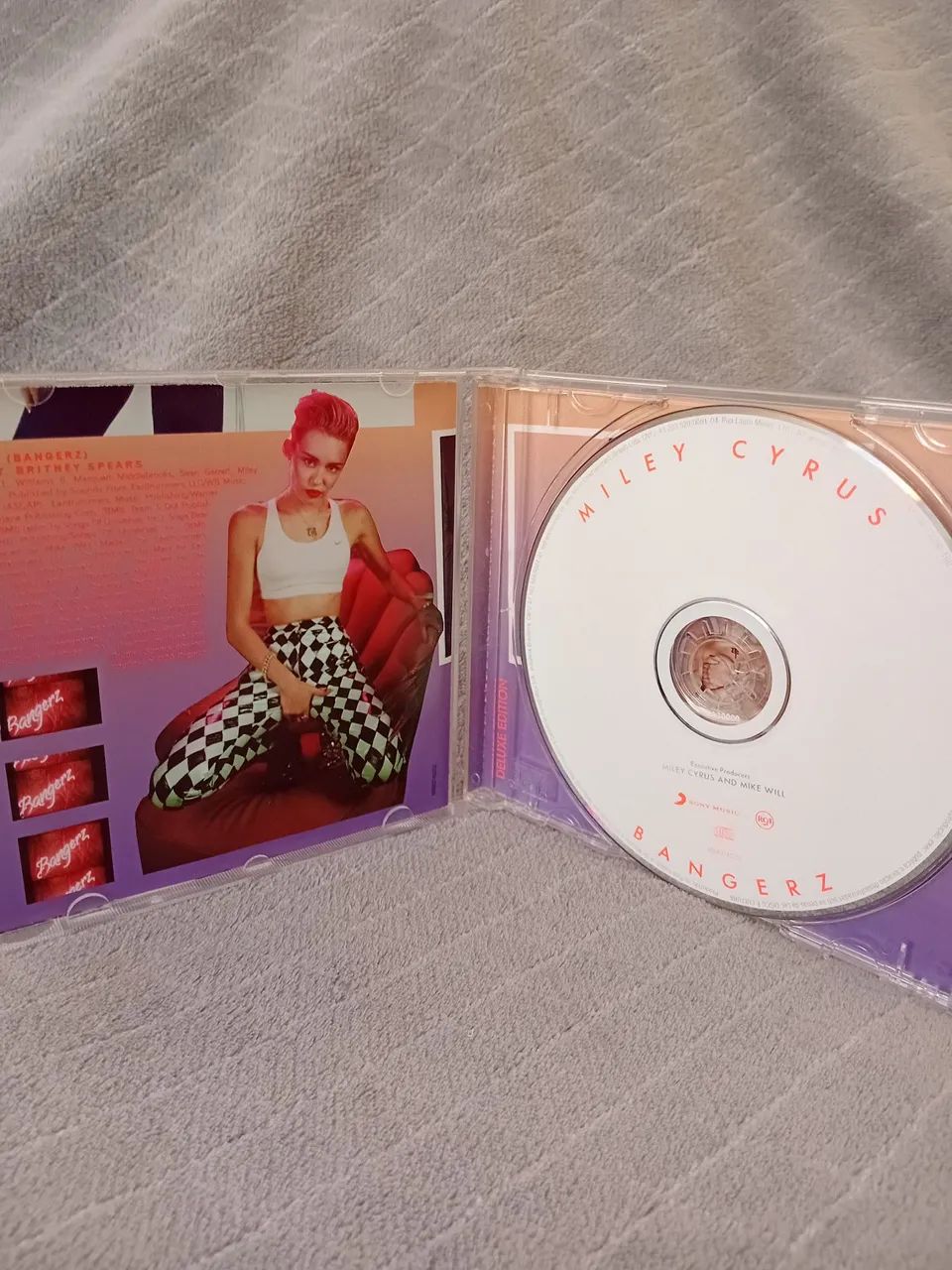 CD Miley Cyrus - Bangerz (Deluxe Edition) - Foto 3