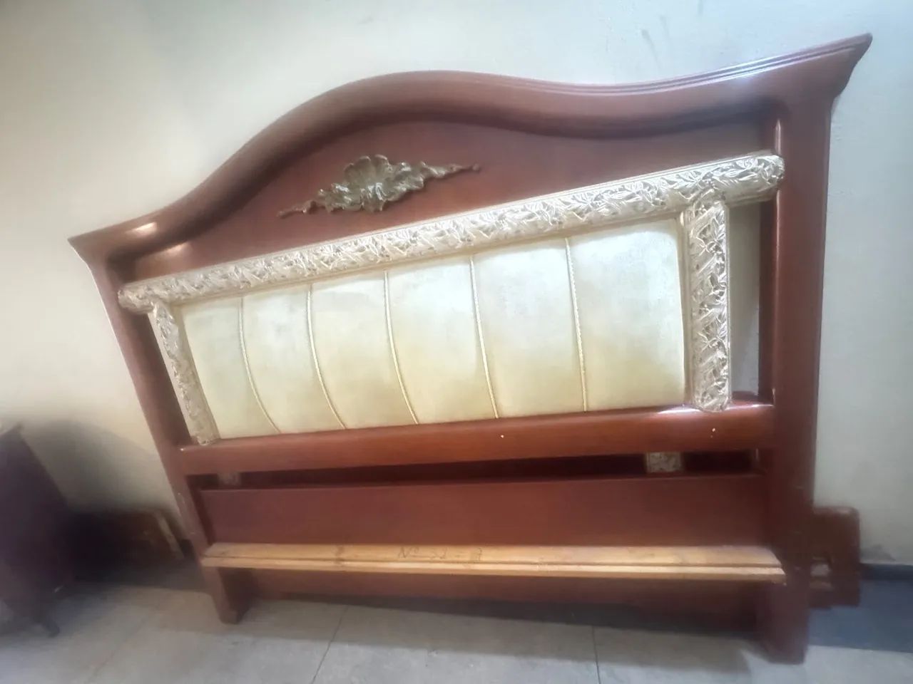 Cama QUEEN e mesas laterais. - Foto 2