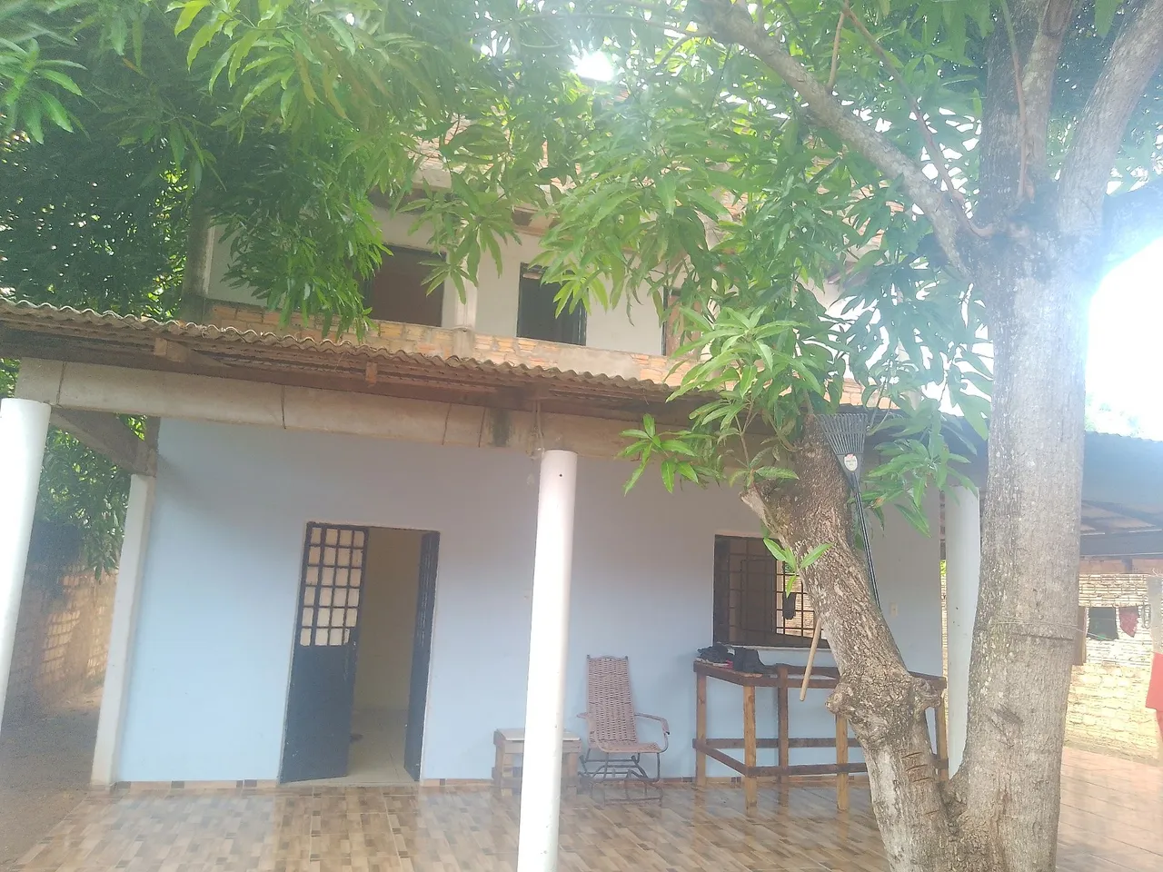 Vende - se casa de dois andares ou troca -se