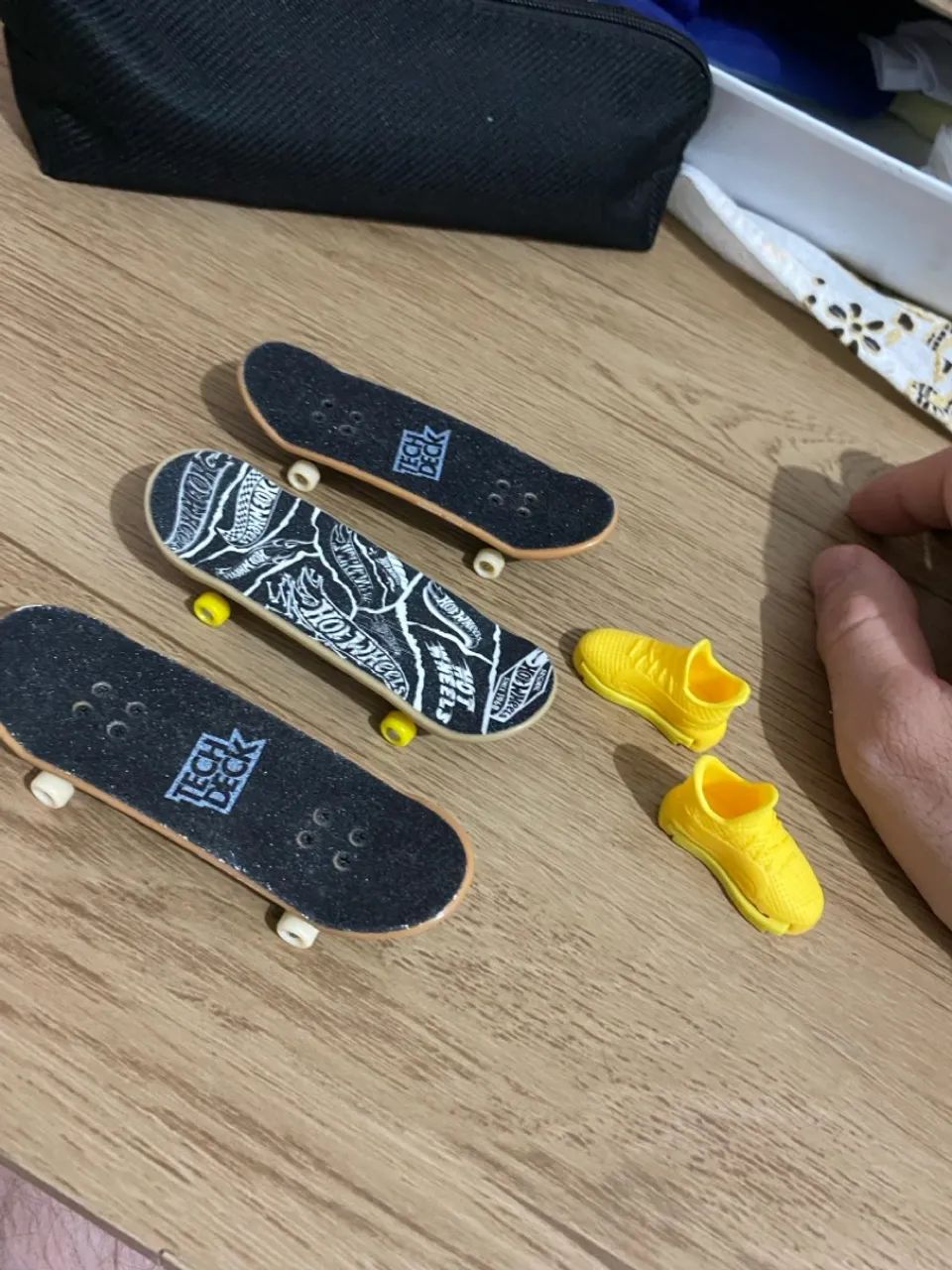 Três skates teck deck + par de tênis para dedos 