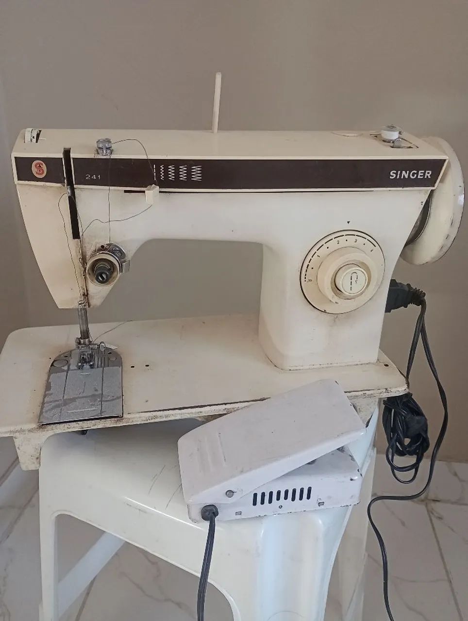 Vendo máquina de costura Singer 64684410736130122