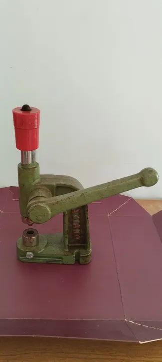 Maquina para colocar ilhoses, rebites, botões