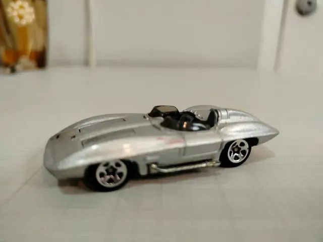Miniatura Corvette Stingray 2002 Hot Wheels 1/64 Prateado