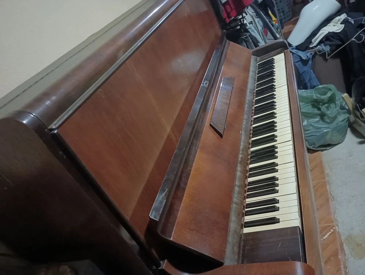 Piano de cauda antigo em ótimo estado