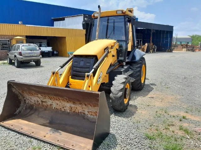 Retroescavadeira Jcb 3C Plus 2010 traçada 4x4