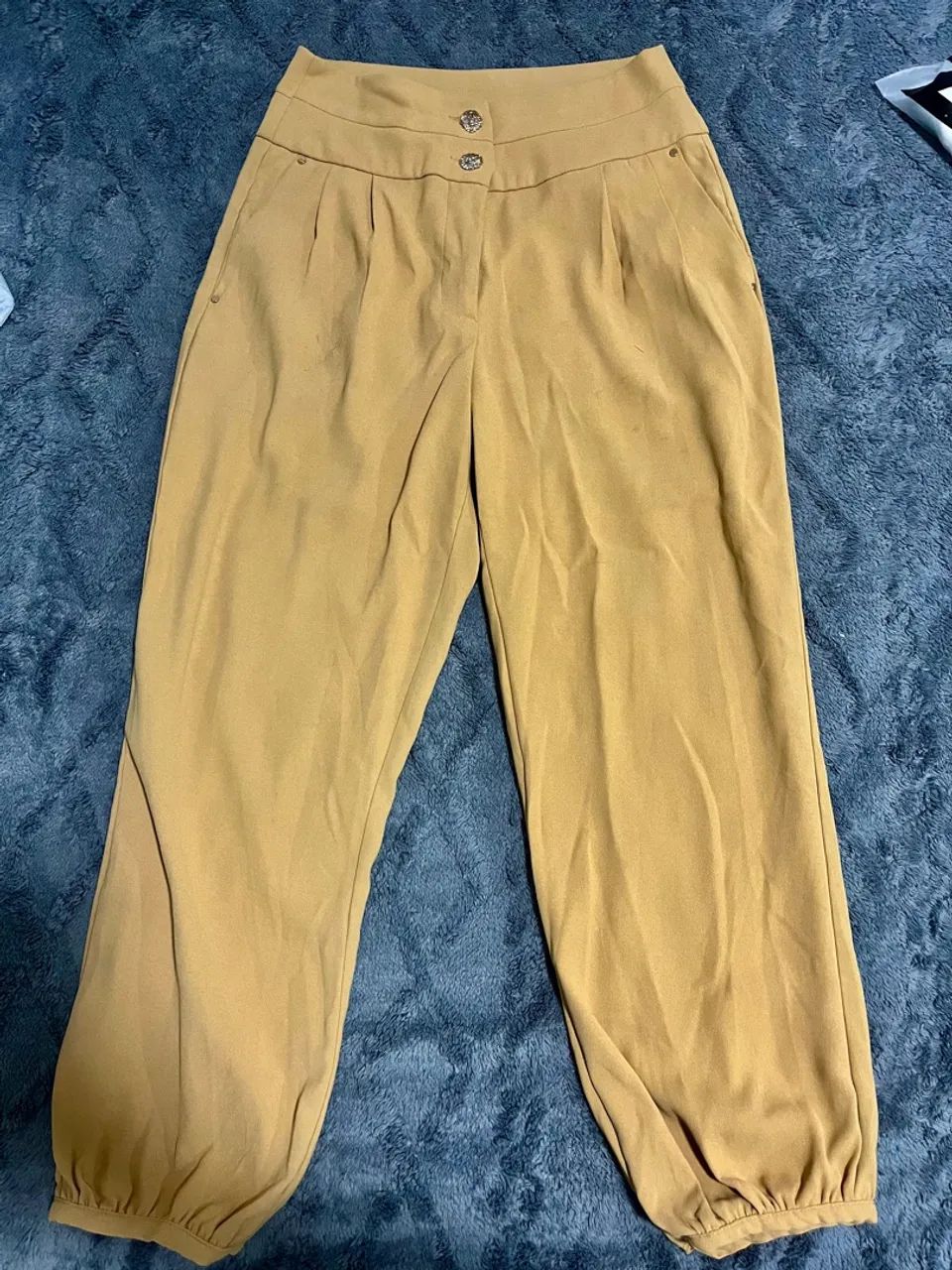 Calça de tecido bege com botões 