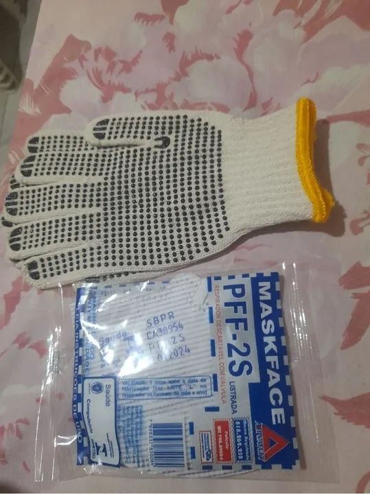 Luvas e máscaras novas