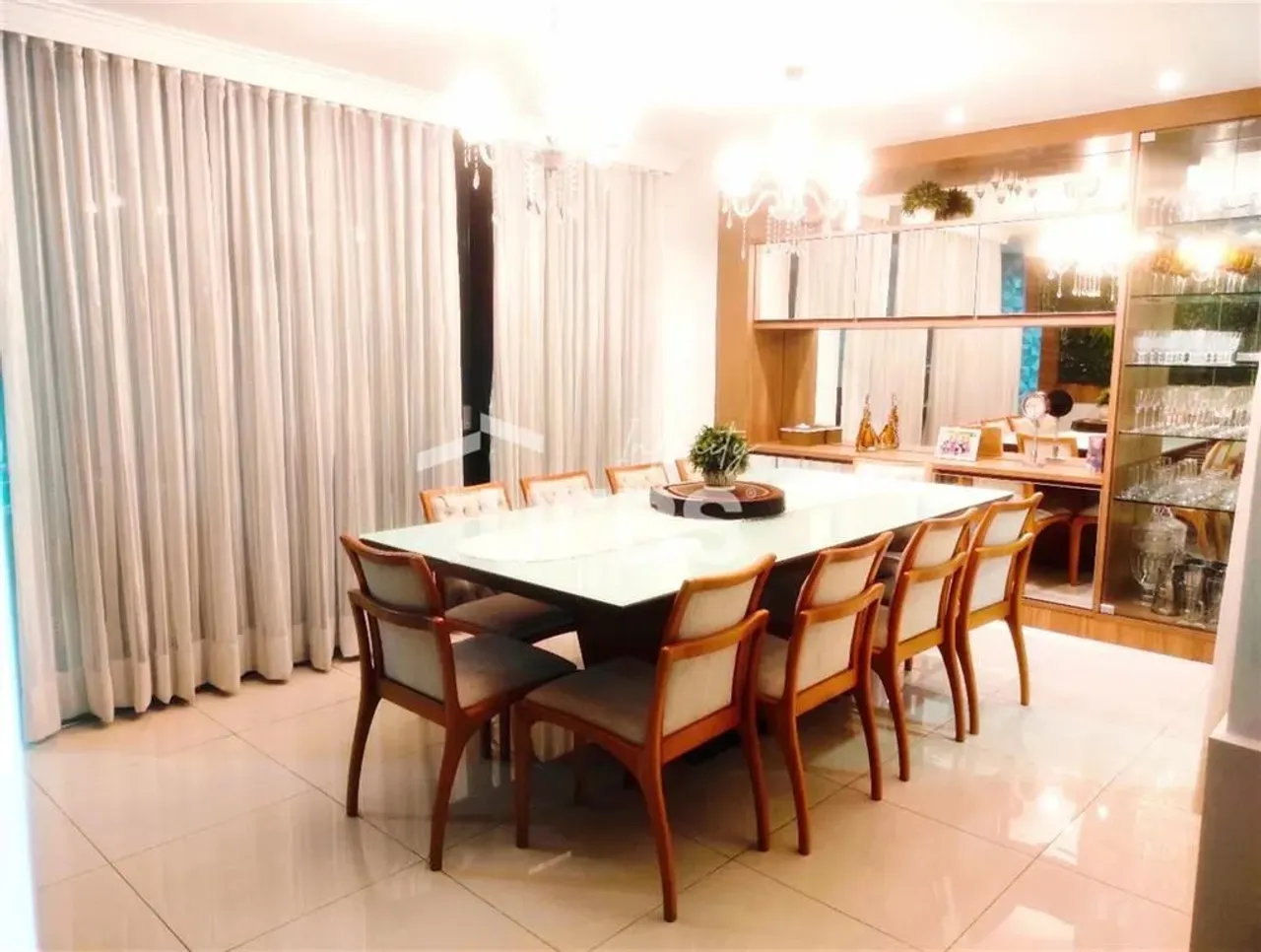 Sobrado com 134 m², 3 suites, churrasqueira a carvao, completa em armario
