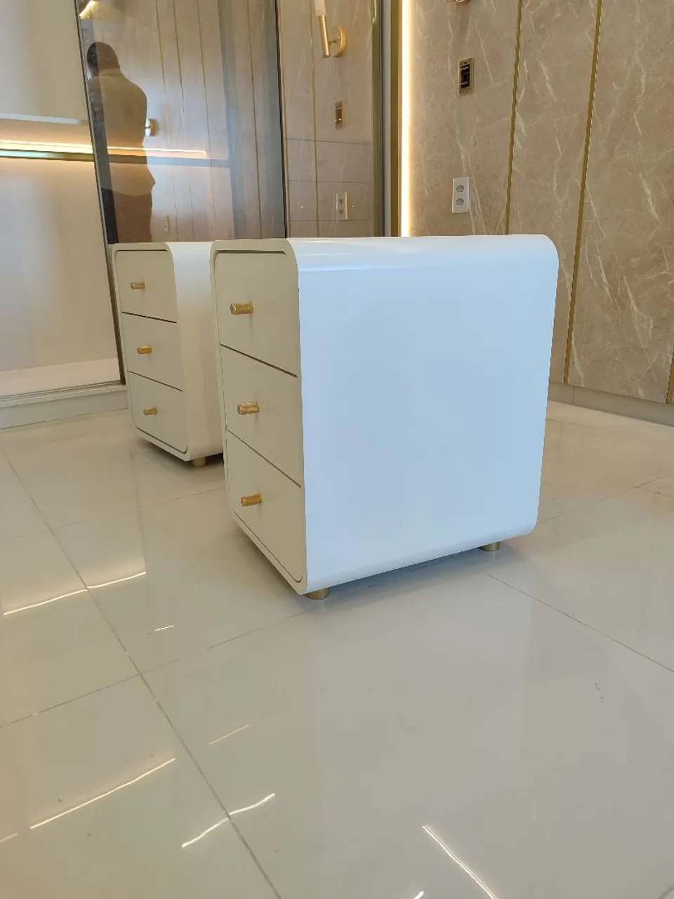 Gaveteiro Moderno Branco com Detalhes Dourados