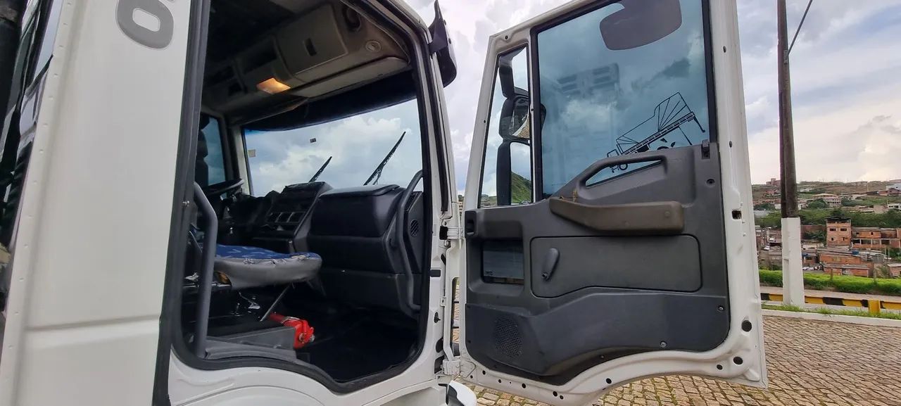 Caminhão Iveco Tector 240e25 6x2 ano 2010 - Foto 5